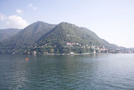 LAGLIO: cadavere di una donna sgozzata affiora nel lago