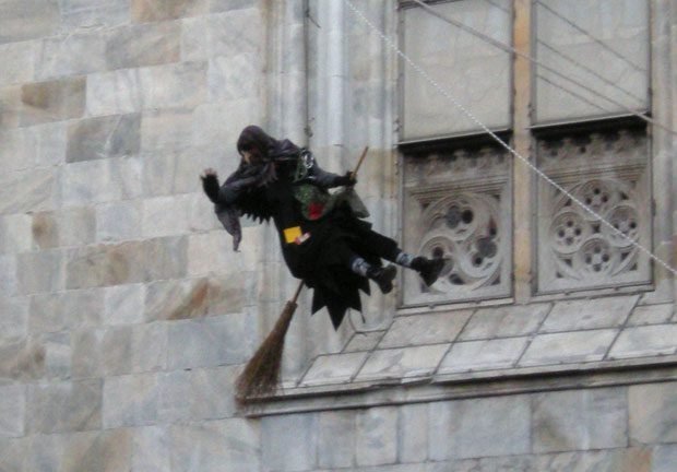 La Befana a Como al Broletto in piazza Duomo