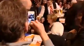 Doccia di birra per Angela Merkel