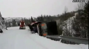 Norvegia: camion rimorchiato precipita nella scarpata