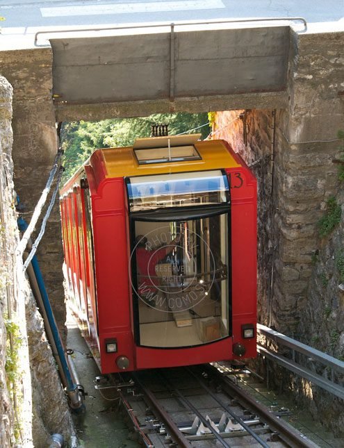 La nuova funicolare COMO - BRUNATE sembra proprio storta 1 nuova funicolare como brunate